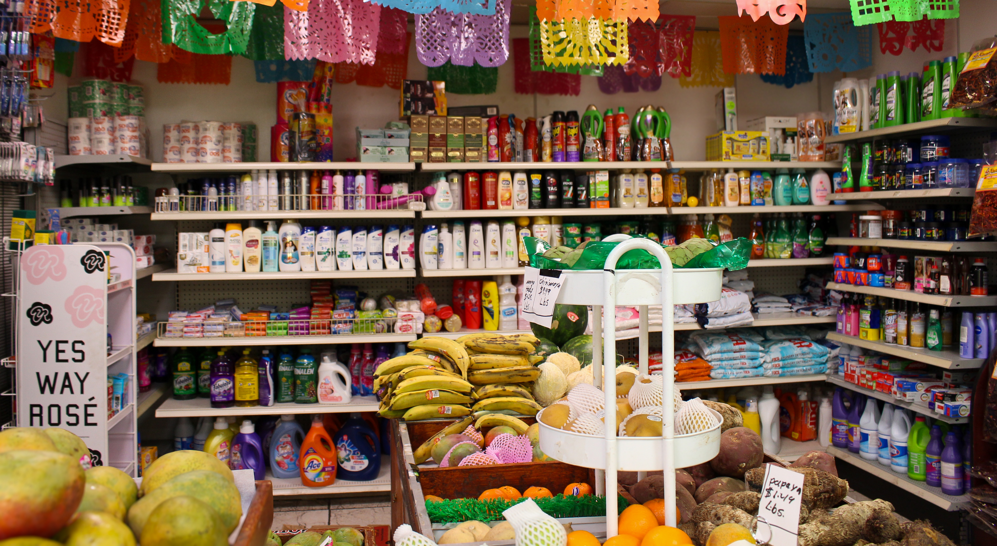 Abarrotes y productos latinos en El Tikal Market #4 en Schuyler, Nebraska